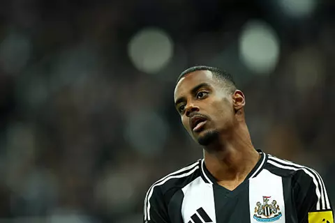 هل يتمسك إيزاك بحلم ليفربول بعد محادثاته مع مالكي نيوكاسل؟